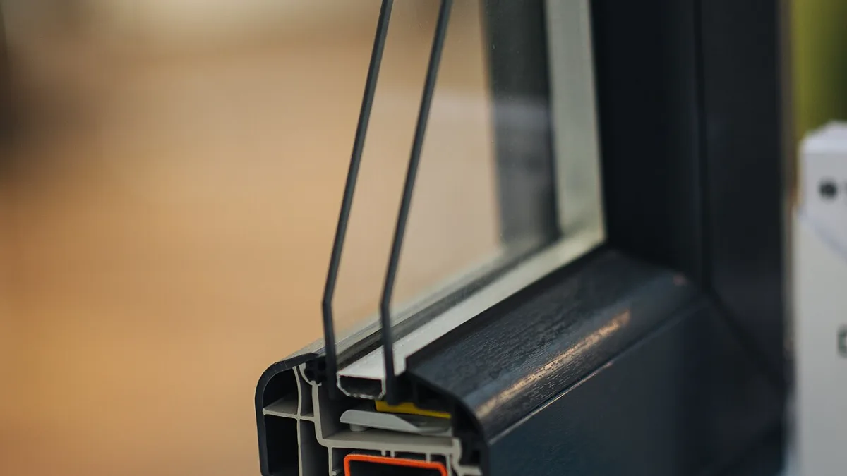 Corte de caixilho mostrando câmaras e vedações do perfil