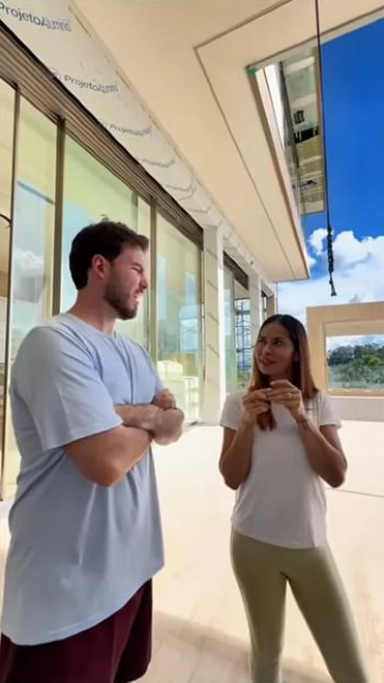 Thiago Nigro e Maíra Cardi durante a vistoria das esquadrias