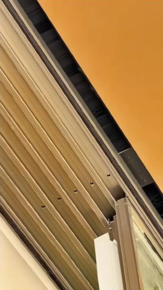 Detalhe do trilho superior e da folga das folhas